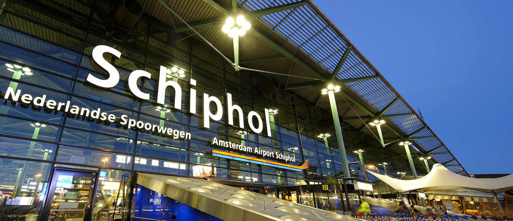 FNV: vakanties worden chaos door tekort aan personeel op Schiphol